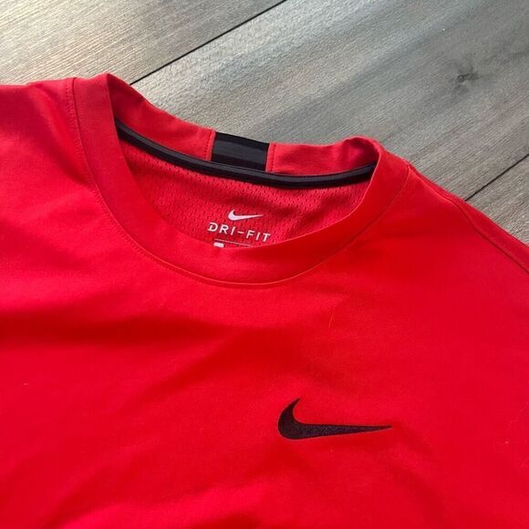 Nike Red Athletic Workout Shirt Men Large Bin J-47‎ NWT - Picture 2 of 6